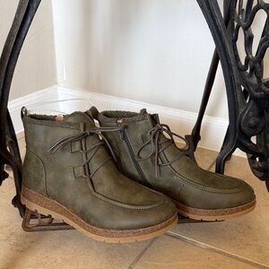 EuroSoft Olive Green Boots Shearling lined Women’s Size 10 New